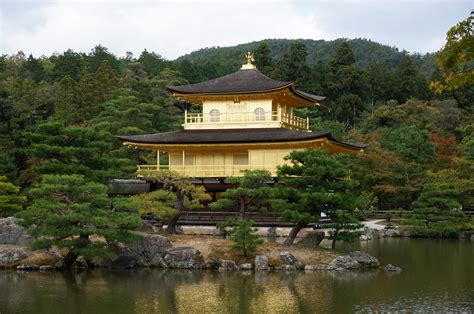 Le Kinkaku-ji : Un Pavillon Doré Refletant l'Éternité à Kyoto !