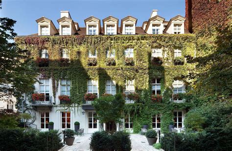 Le Pavillon de la Reine: Une Oasis Flottante et une Symphonie de Poésie !